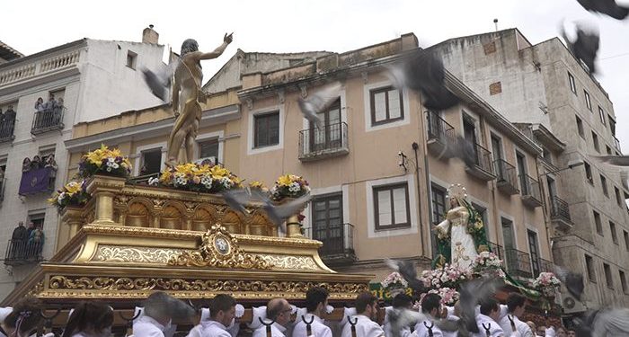 Dolz se compromete a continuar “preservando, difundiendo y ensalzando” la Semana Santa de Cuenca