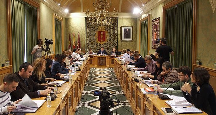 El Pleno del Ayuntamiento de Cuenca aprueba que el campo de fútbol de ‘La Bene’ lleve el nombre del entrenador Joaquín Caparrós Camino