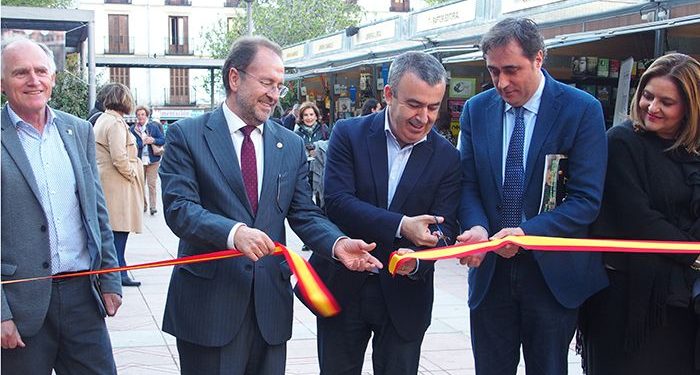 El Pregón del escritor y periodista Antonio Pérez Henares abrirá mañana la Feria del Libro ‘Cuenca Lee’
