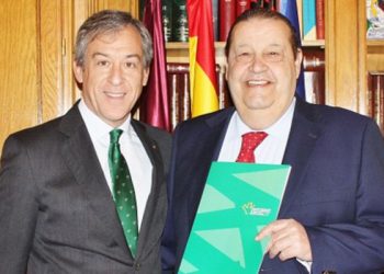 El presidente de las Cortes de Castilla-La Mancha recibe la Memoria Anual de Eurocaja Rural