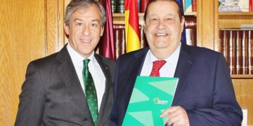 El presidente de las Cortes de Castilla-La Mancha recibe la Memoria Anual de Eurocaja Rural