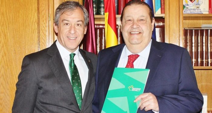 El presidente de las Cortes de Castilla-La Mancha recibe la Memoria Anual de Eurocaja Rural