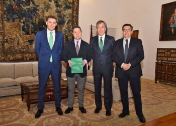 Eurocaja Rural entrega su Memoria Anual al presidente de la JCCM