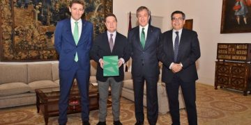 Eurocaja Rural entrega su Memoria Anual al presidente de la JCCM