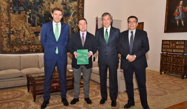 Eurocaja Rural entrega su Memoria Anual al presidente de la JCCM