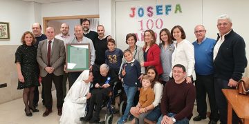 José Manuel Latre felicita en Alovera a Josefa Moratilla por su 100 cumpleaños