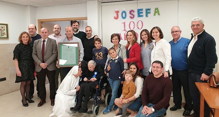 José Manuel Latre felicita en Alovera a Josefa Moratilla por su 100 cumpleaños