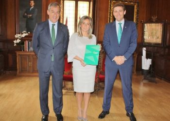 La alcaldesa de Toledo recibe la Memoria Anual de Eurocaja Rural