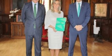 La alcaldesa de Toledo recibe la Memoria Anual de Eurocaja Rural