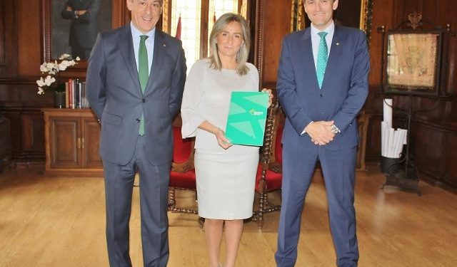 La alcaldesa de Toledo recibe la Memoria Anual de Eurocaja Rural