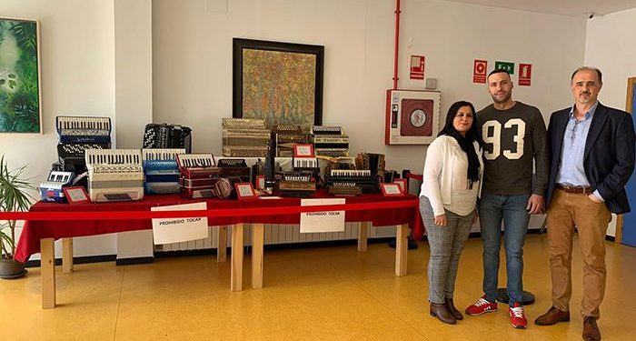 La Escuela Municipal de Música y Artes Escénicas de Cuenca acoge una exposición sobre la evolución del acordeón