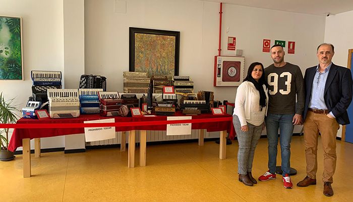 La Escuela Municipal de Música y Artes Escénicas de Cuenca acoge una exposición sobre la evolución del acordeón