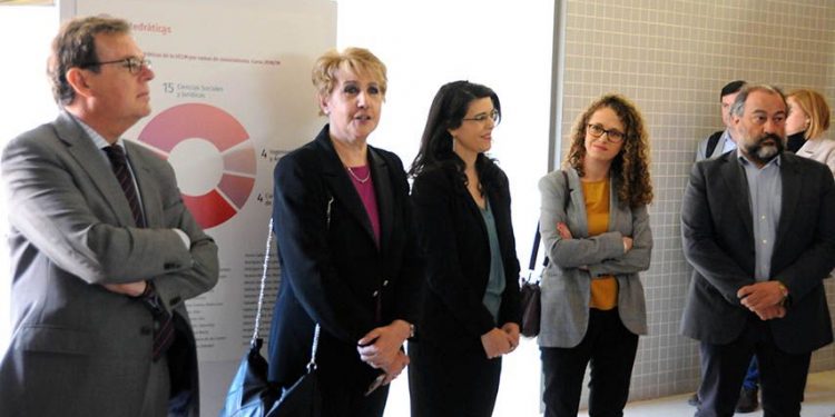 La UCLM reconoce en una exposición el papel investigador de las catedráticas de la institución universitaria