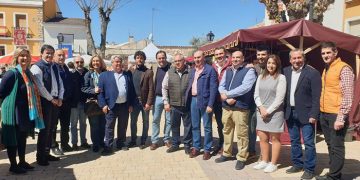 Latre muestra su apoyo al sector cinegético en la feria de la Caza y Medio Rural de Illana