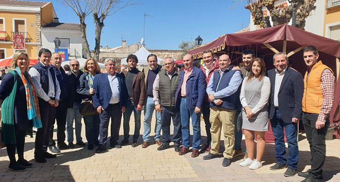 Latre muestra su apoyo al sector cinegético en la feria de la Caza y Medio Rural de Illana
