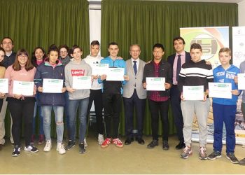 Los alumnos de “Un día en la empresa” reciben su reconocimiento por participar en esta actividad organizada por CEOE Cuenca, AJE y Ayuntamiento
