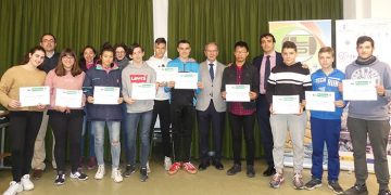 Los alumnos de “Un día en la empresa” reciben su reconocimiento por participar en esta actividad organizada por CEOE Cuenca, AJE y Ayuntamiento