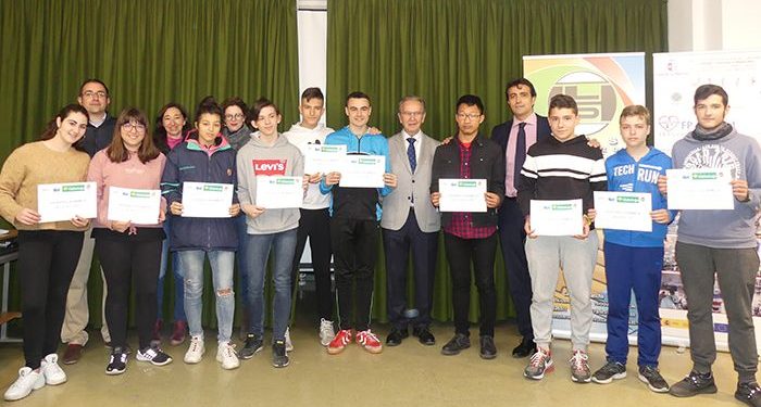 Los alumnos de “Un día en la empresa” reciben su reconocimiento por participar en esta actividad organizada por CEOE Cuenca, AJE y Ayuntamiento