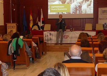 Más de medio centenar de personas asisten en Cuenca a la jornada de emprendimiento impartida por Miguel Aguado