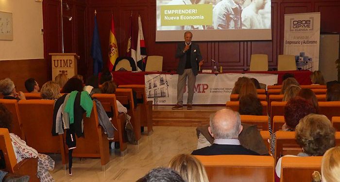 Más de medio centenar de personas asisten en Cuenca a la jornada de emprendimiento impartida por Miguel Aguado