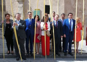La Corporación Municipal, presidida por el alcalde, asiste a la procesión del Hossana y a la misa en la Catedral