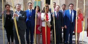 La Corporación Municipal, presidida por el alcalde, asiste a la procesión del Hossana y a la misa en la Catedral