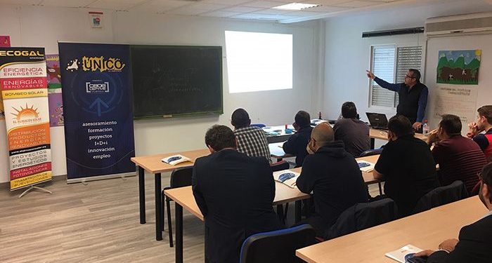 Una quincena de empresarios se forman sobre autoconsumo solar en la sede de UNICO