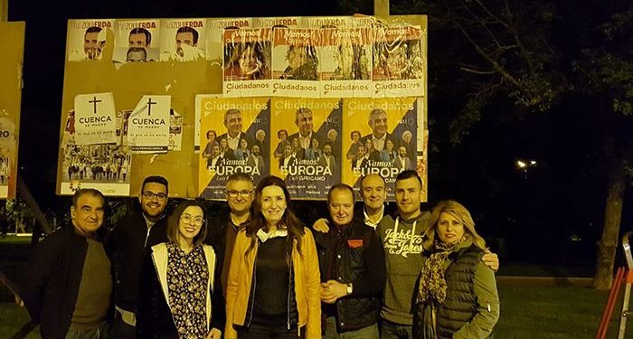 Ciudadanos inicia la campaña electoral con la tradicional “pegada de carteles” en Cuenca