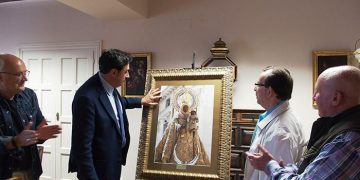 El Ayuntamiento de Cuenca recibe un cuadro de la Virgen de la Luz donado por su Hermandad