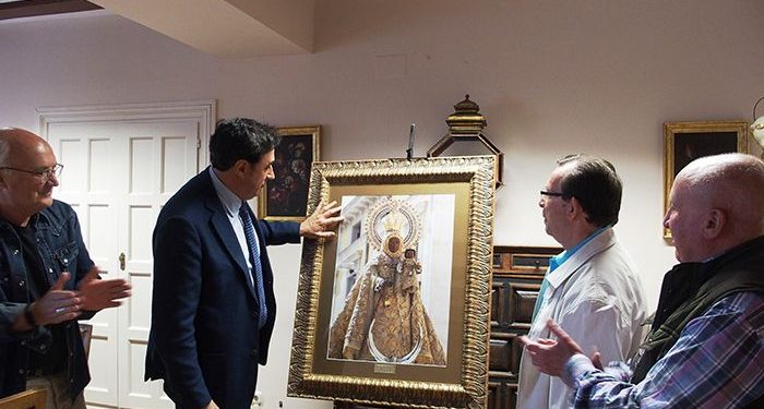 El Ayuntamiento de Cuenca recibe un cuadro de la Virgen de la Luz donado por su Hermandad