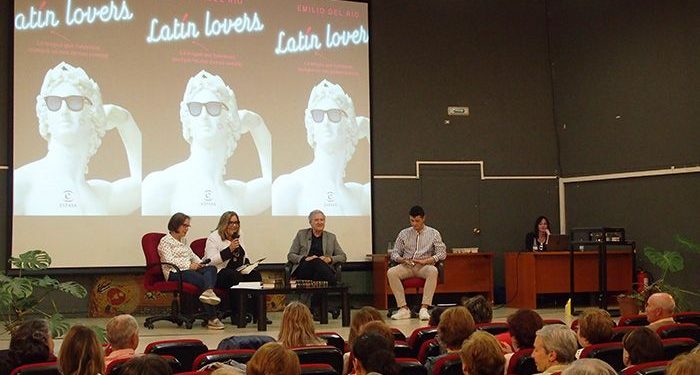 Emilio del Río demuestra en su encuentro con los lectores en la  Feria del Libro ‘Cuenca Lee’ que estudiar latín puede ser muy divertido