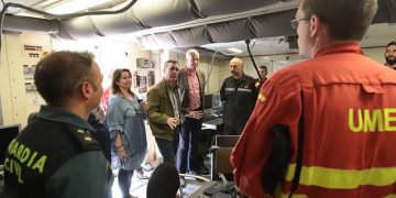 Francisco Tierraseca visita a la UME durante los ejercicios para la campaña contra incendios