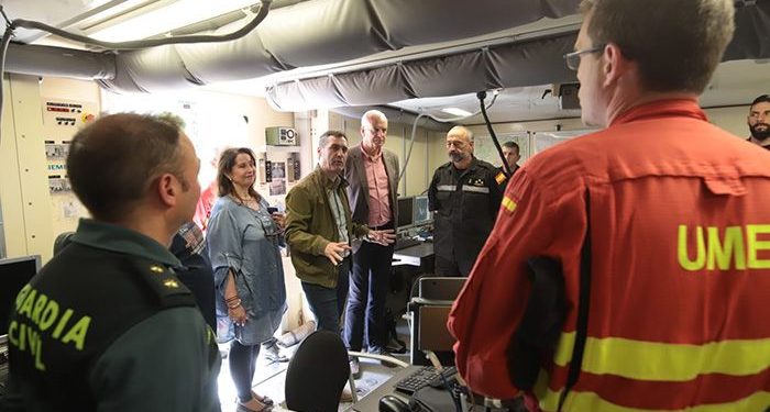 Francisco Tierraseca visita a la UME durante los ejercicios para la campaña contra incendios