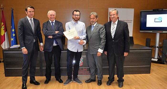 Héctor López Megía recibe el Premio Extraordinario al Mejor Expediente del IV Máster de Acceso a la Abogacía de la UCLM