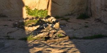 La Asociación Cultural La Cava de Garcinarro reúne este sábado a vecinos y curiosos para contemplar cómo el sol ilumina el altar del santuario del yacimiento de La Cava