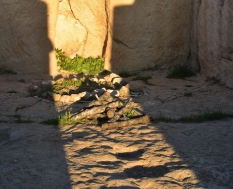 La Asociación Cultural La Cava de Garcinarro reúne este sábado a vecinos y curiosos para contemplar cómo el sol ilumina el altar del santuario del yacimiento de La Cava