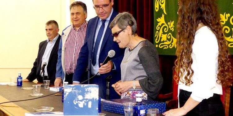 La escritora sordociega Mª Jesús Cañamares ve cumplido su gran sueño con la edición de su primer libro ‘Relatos y punto’