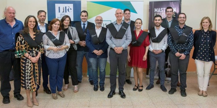 Los alumnos del Máster in Executive English de la Fundación Eurocaja Rural y LIFE en Ciudad Real reciben sus títulos académicos