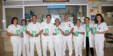 Los celadores del Hospital de Cuenca editan una sencilla y divertida carpeta para hacer visible su trabajo y acercarse a los pacientes