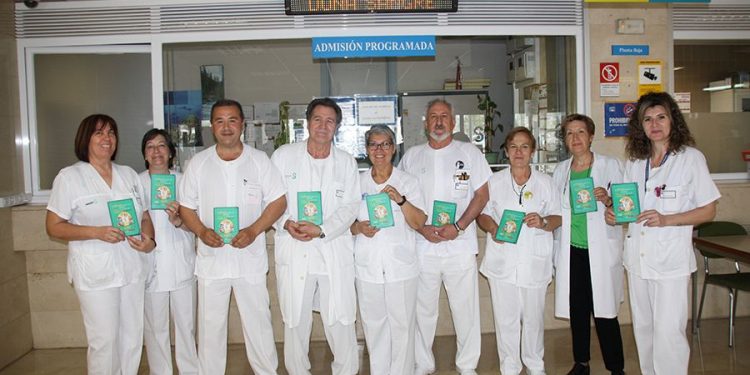 Los celadores del Hospital de Cuenca editan una sencilla y divertida carpeta para hacer visible su trabajo y acercarse a los pacientes