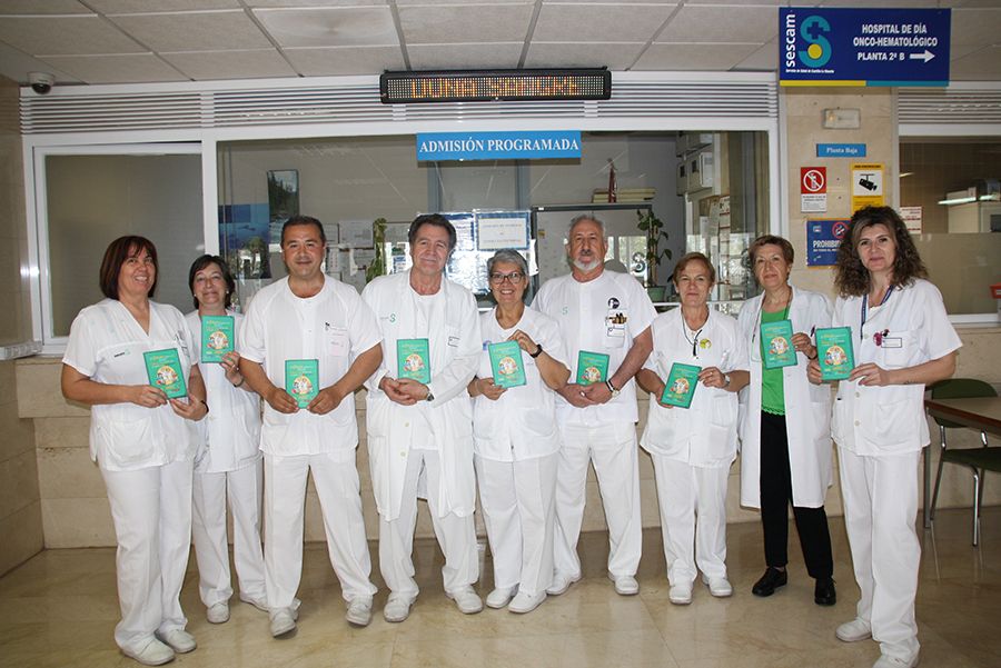 Los celadores del Hospital de Cuenca editan una sencilla y divertida carpeta para hacer visible su trabajo y acercarse a los pacientes