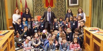 Mariscal recibe en el Salón de Plenos a alumnos de 3º de Infantil del Colegio Santa Teresa