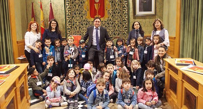 Mariscal recibe en el Salón de Plenos a alumnos de 3º de Infantil del Colegio Santa Teresa