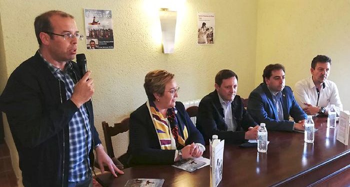 Martínez de Pisón analiza con lectoras de la zona de El Pedernoso al protagonista de su novela de no ficción ‘Filek’