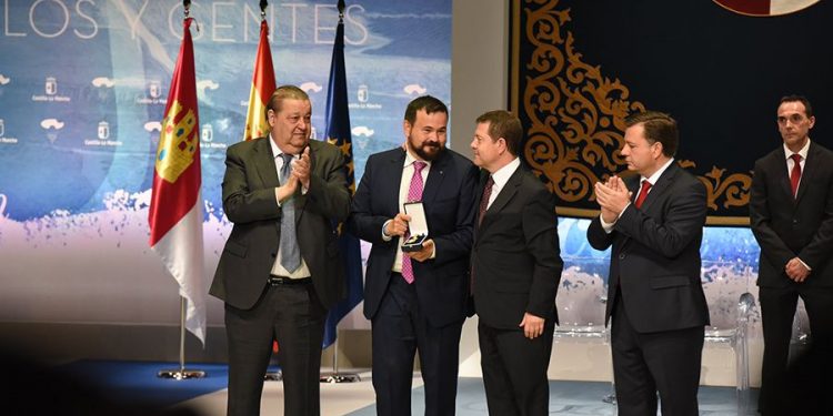 Page reconoce el “honor” que le supone la mayoría absoluta  en las elecciones autonómicas y se compromete a devolverlo “con más trabajo”