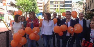 Picazo defiende el plan naranja contra la despoblación en un paseo ciudadano por las calles de Cuenca