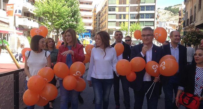 Picazo defiende el plan naranja contra la despoblación en un paseo ciudadano por las calles de Cuenca