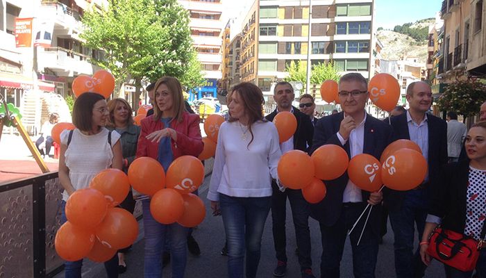 Picazo defiende el plan naranja contra la despoblación en un paseo ciudadano por las calles de Cuenca