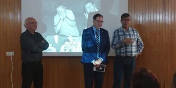 Prieto acompaña a Carlos Morcillo en la apertura de su exposición fotográfica ‘343 looking at people’ en la sede la UNED