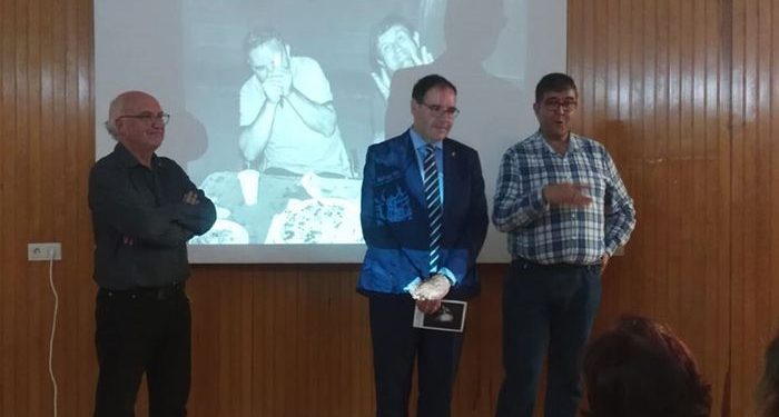 Prieto acompaña a Carlos Morcillo en la apertura de su exposición fotográfica ‘343 looking at people’ en la sede la UNED